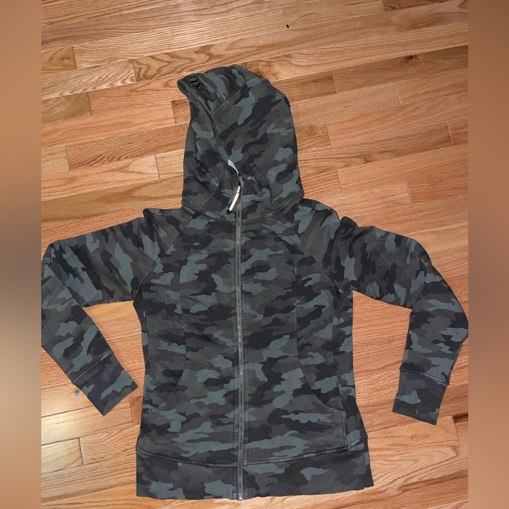 Size 10 lulu lemon scuba hoodie. Worn maybe once or twice.